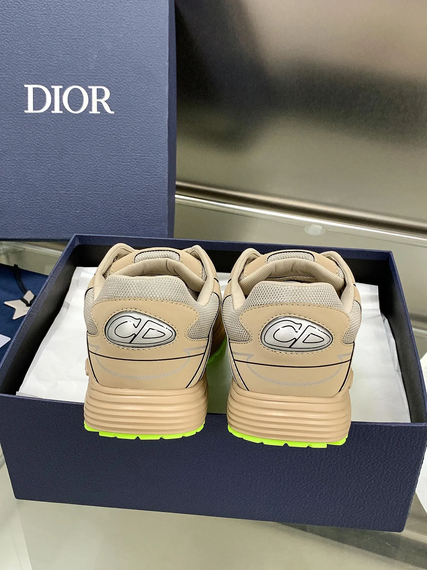 👟👟Ex-factory price 660👟👟 Newly upgraded Dior B30 series dad sneakers. New B30 sneakers. Dad Shoes style shoes that follow the trend of the retro market. The Dior logo on the tongue also indicates that this pair of shoes is the B30 model! B30 uses fine-textured leather and mesh cloth materials to form a shoe body. There are conspicuous letters CD on both sides of the shoe body to indicate identity. Many lines on the shoe body outline details to make the shoes look less monotonous and full of retro flavor. The delivery counter is exquisitely packaged🛍📦 ▪️Fabric: Original customized technical fabric + mesh ▪️Inner lining: Customized breathable lining ▪️Outsole: IP+TPU outsole ▪️Sole thickness: 3.5CM ▪️Size: Women’s size 35-40 / Men’s size 39-45